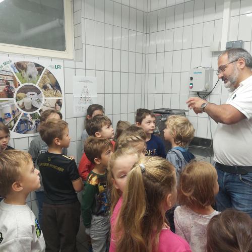 Zangerl Florian erklärte den Kindern der VS-Ischgl, wie man Butter und andere Milchprodukte herstellt.