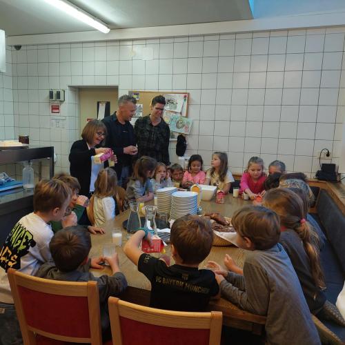 Verkostung der Bauernprodukte im Hotel Tannenhof - die Kinder genossen die leckeren Butterbrote sowie Joghurt mit Früchten.  Ein herzliches Dankeschön an die Bäckerei Kurz, die uns immer kostenlos Brot für die Kinder zur Verfügung stellt!