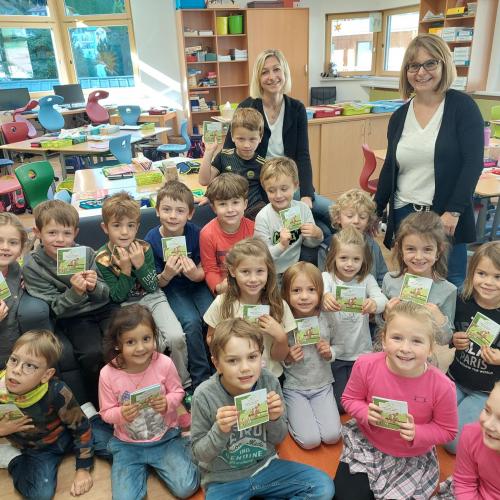 Die Kinder der 1. Klasse mit Renate Vogt (Ortsbäuerin) und Carina Wolf (Kassiererin) der Ortsbäuerinnen Ischgl.