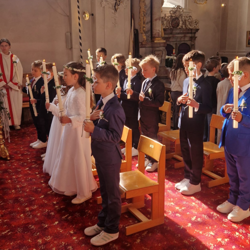 Erstkommunionkinder vor dem Altar